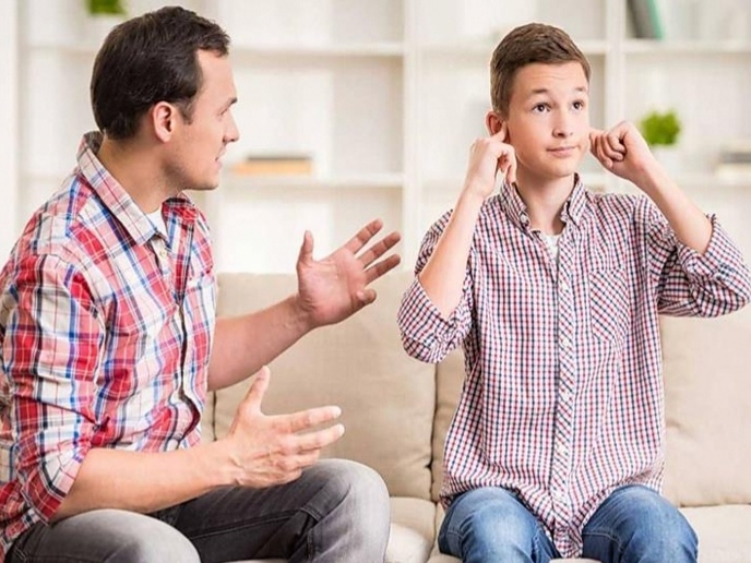 ما هي أسباب عناد المراهقين وما الحل ؟ 
